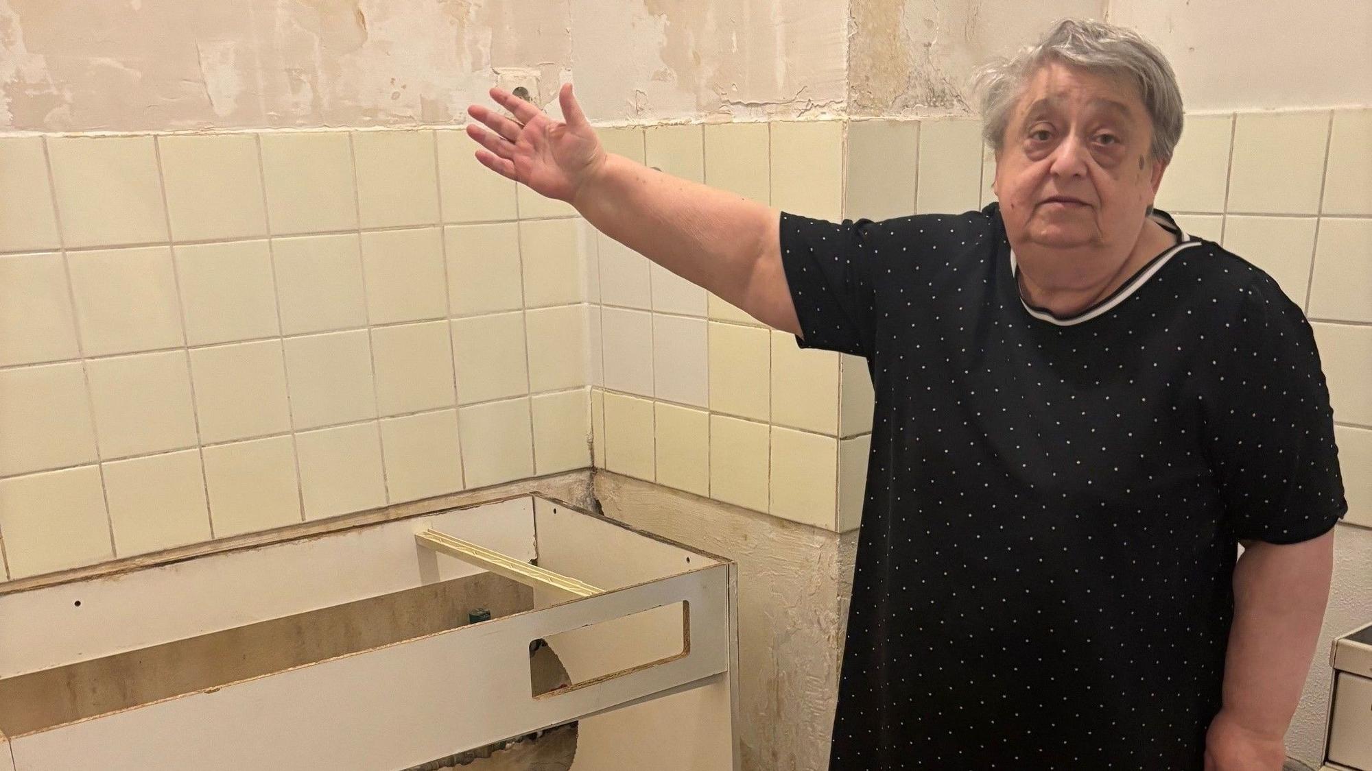 Ludmilla B. (83) muss nach einem Wasserschaden seit Monaten ohne Küche klarkommen.