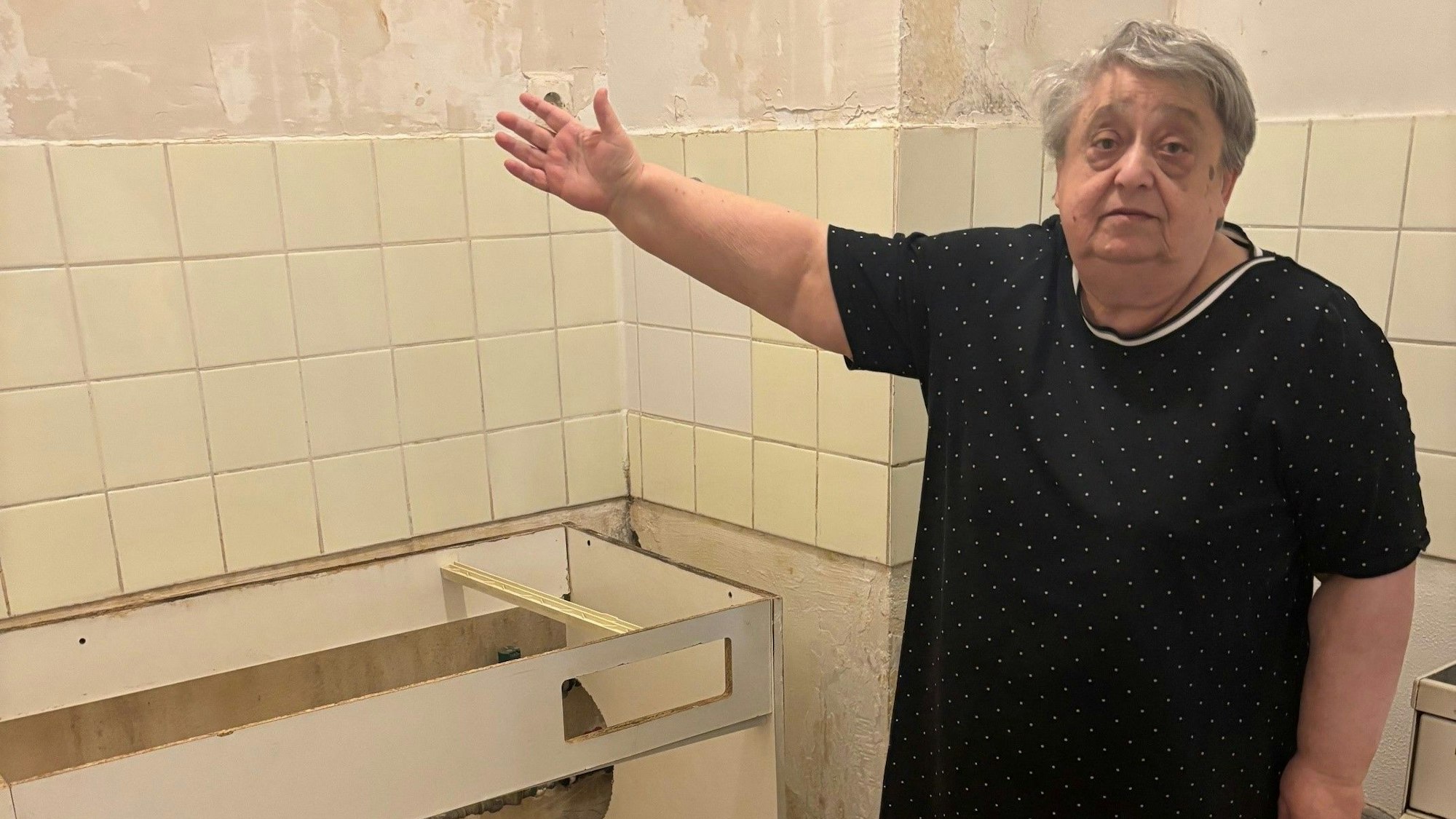 Ludmilla B. (83) muss nach einem Wasserschaden seit Monaten ohne Küche klarkommen.