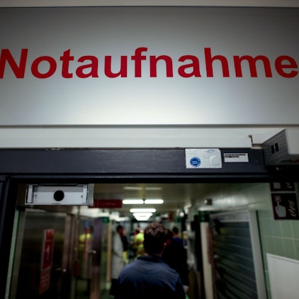 Der Eingang einer Notaufnahme mit entsprechendem Schild darüber ist zu sehen.