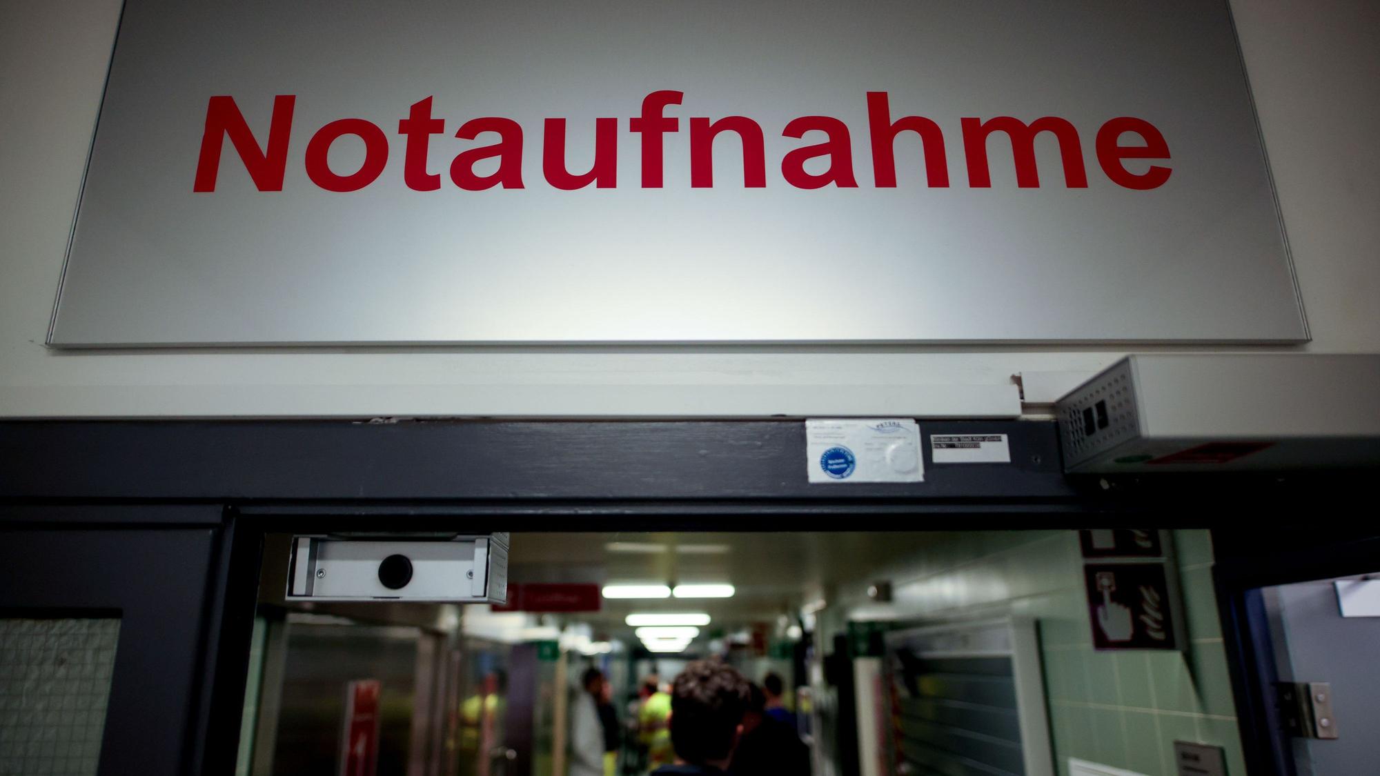 Der Eingang einer Notaufnahme mit entsprechendem Schild darüber ist zu sehen.