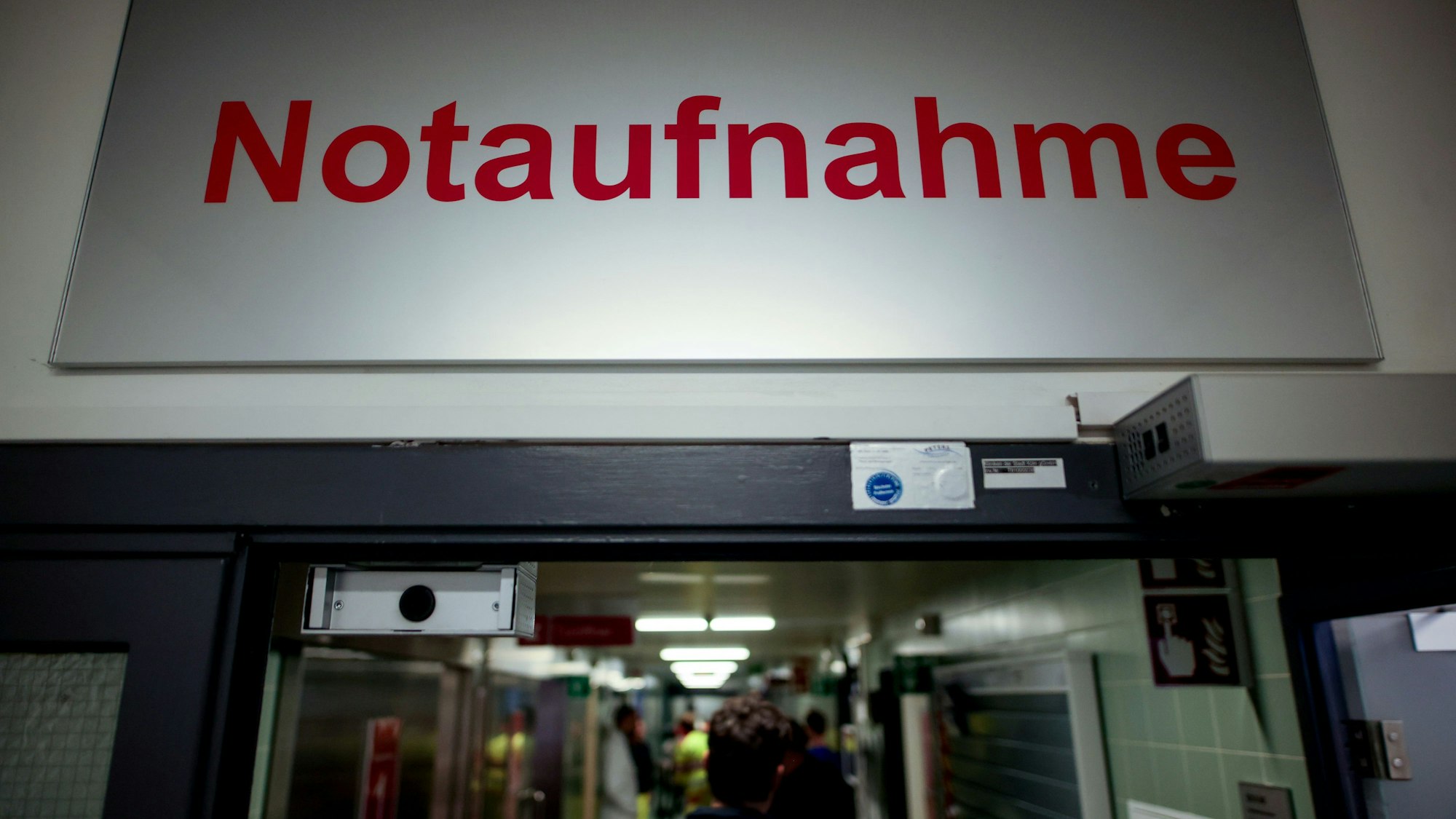 Der Eingang einer Notaufnahme mit entsprechendem Schild darüber ist zu sehen.