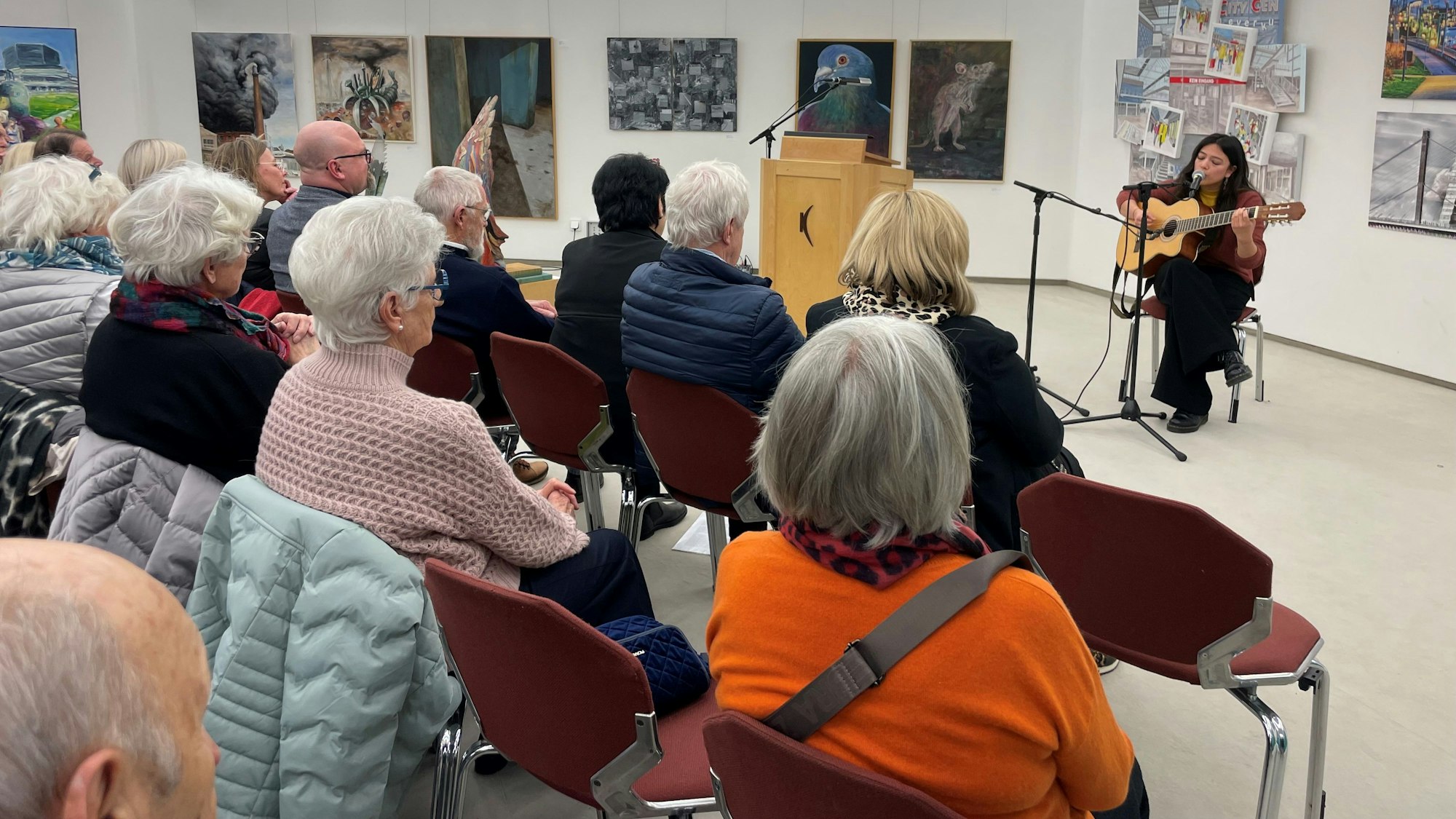 Die Leverkusener Künstlerin Emily Otto sang.