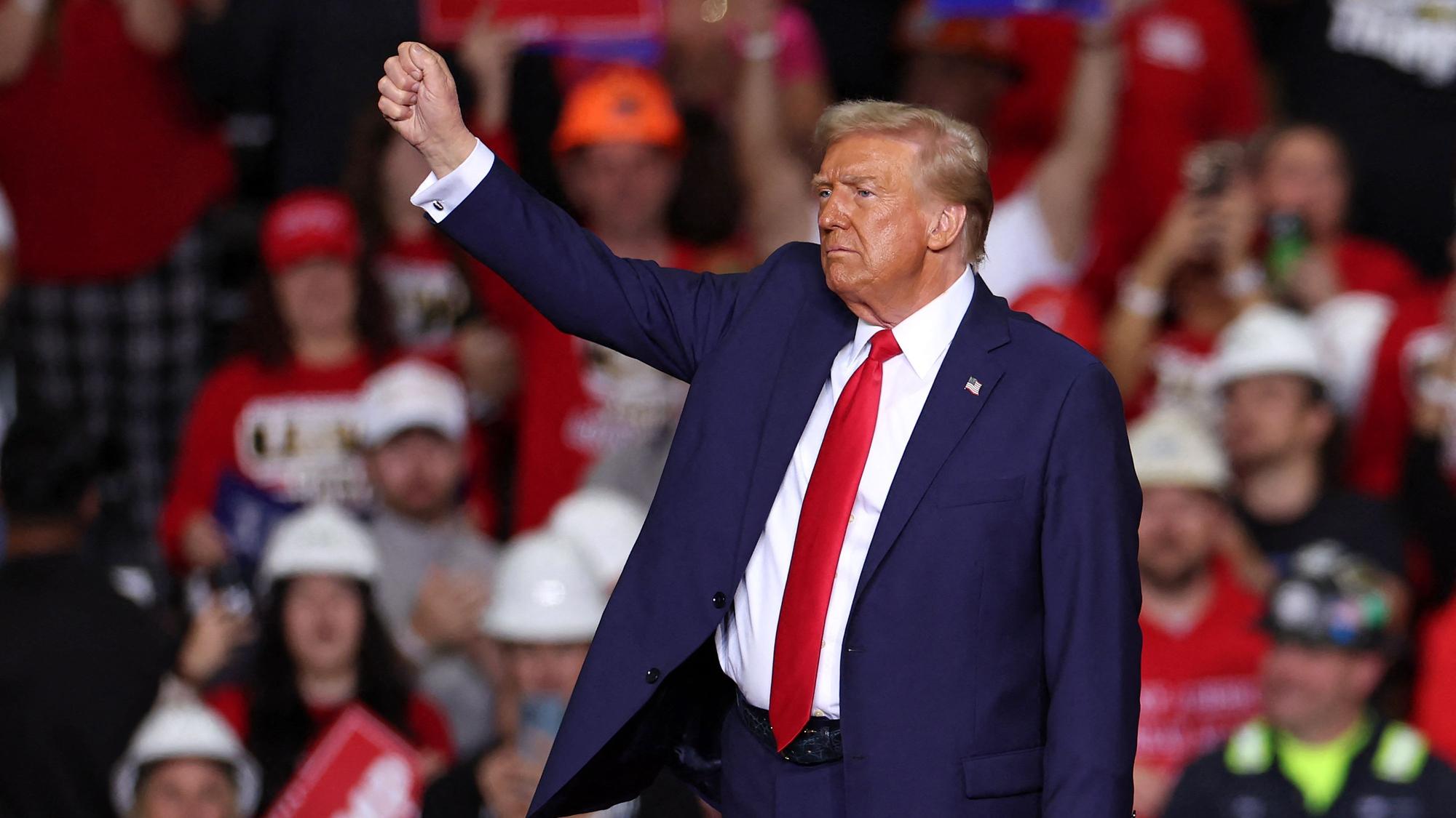 Der designierte US-Präsident reckt bei einer Wahlkampfveranstaltung im November 2024 die Faust in die Luft. (Archivbild)