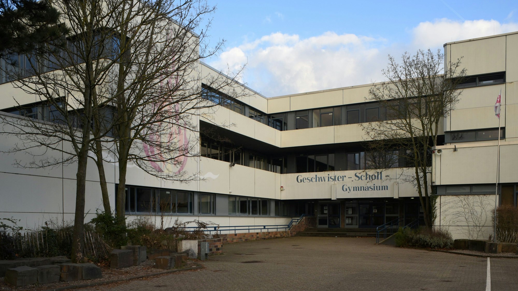 Das Geschwister-Scholl-Gymnasium in Pulheim von außen.