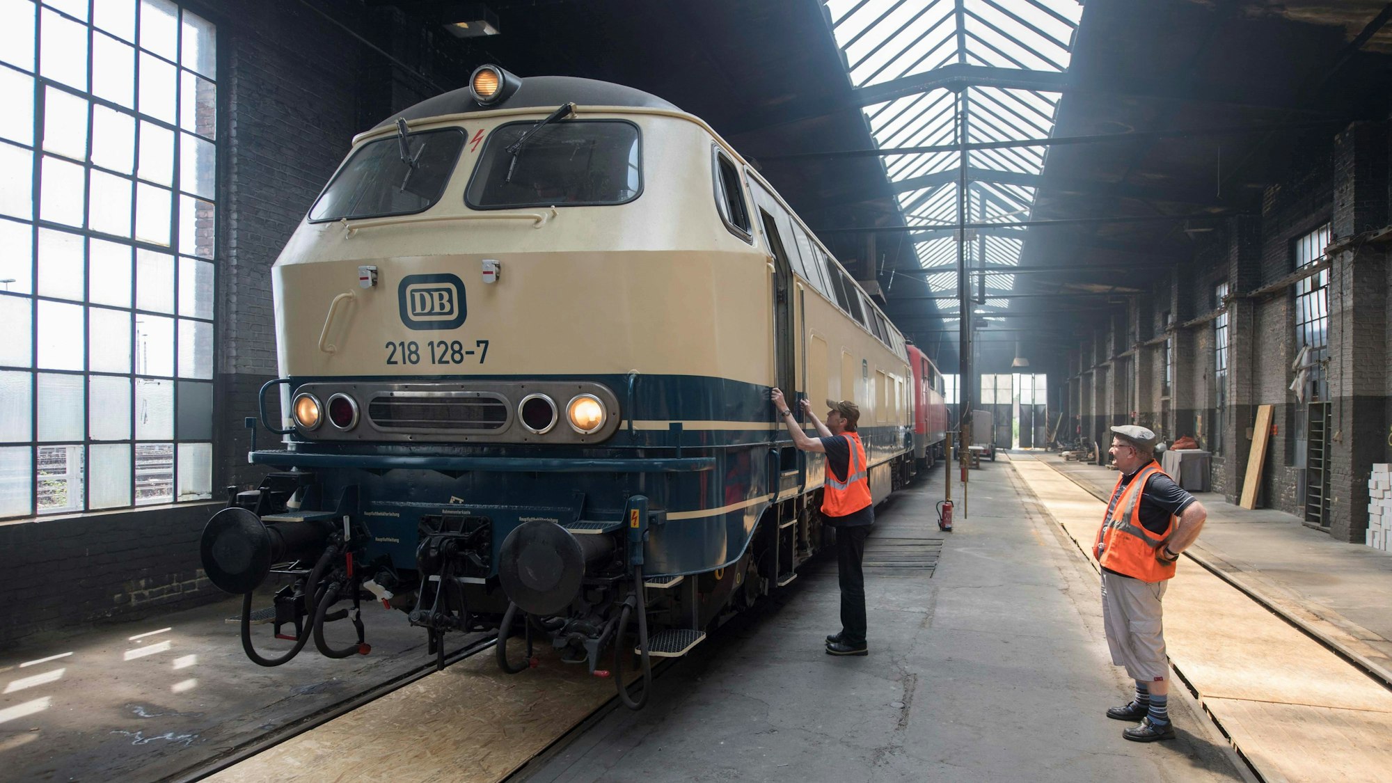 Eine alte Dieselok steht im historischen Lokschuppen in Euskirchen.