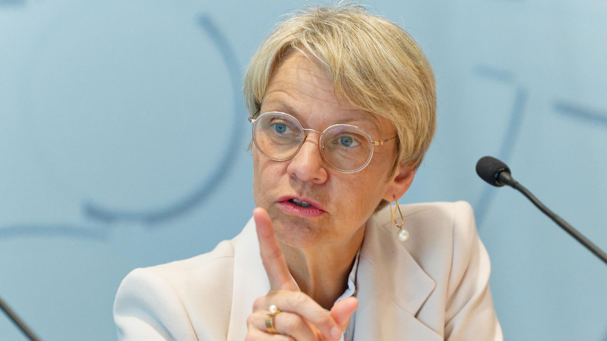 Dorothee Feller (CDU), Ministerin für Schule und Bildung des Landes Nordrhein-Westfalen, spricht bei einer Pressekonferenz.