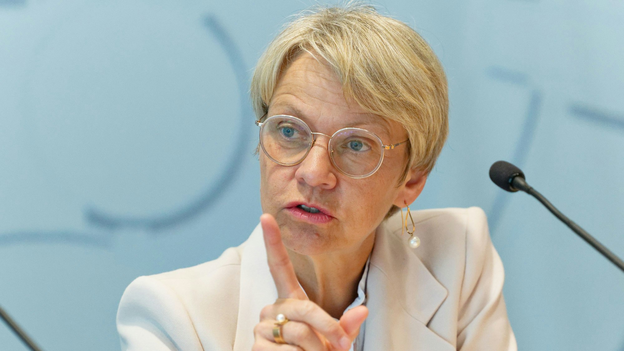 Dorothee Feller (CDU), Ministerin für Schule und Bildung des Landes Nordrhein-Westfalen, spricht bei einer Pressekonferenz.