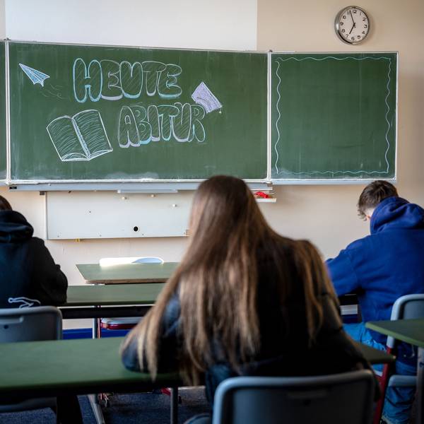 "Heute Abitur" steht auf einer Tafel im Klassenzimmer eines Gymnasiums.