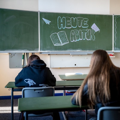 "Heute Abitur" steht auf einer Tafel im Klassenzimmer eines Gymnasiums.