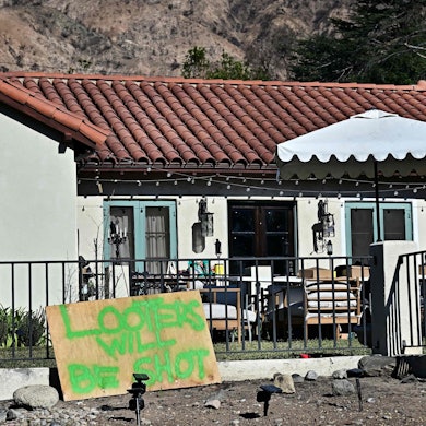 In Altadena, Kalifornien, sollen in den Evakuierungsgebieten Plünderer durch Warnschilder abgeschreckt werden.