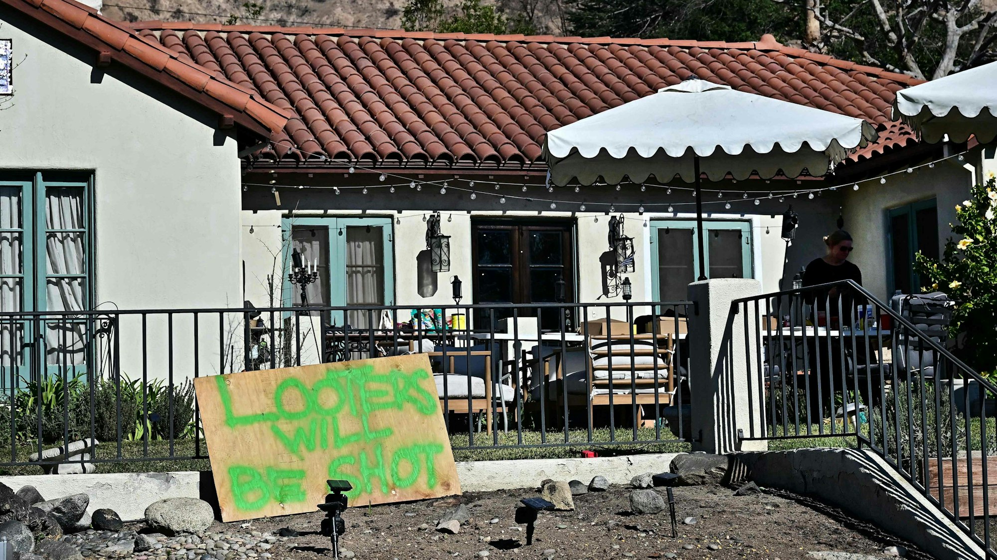 In Altadena, Kalifornien, sollen in den Evakuierungsgebieten Plünderer durch Warnschilder abgeschreckt werden.