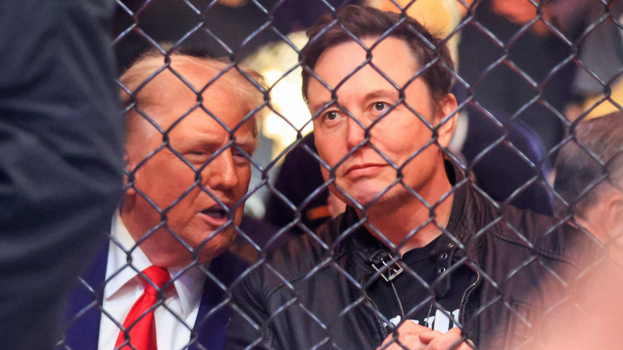 Elon Musk ist von Donald Trump (l.) zum Sonderberater ernannt worden. Trumps ehemaliger Chefstratege Steve Bannon hat sich nun mit harten Worten über den Tech-Milliardär geäußert. (Archivbild)