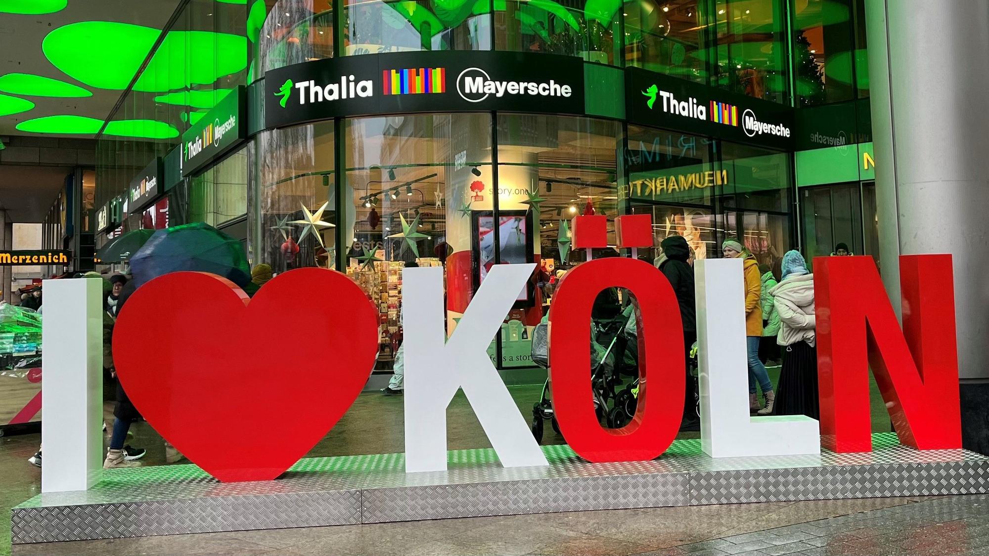 Schriftzug „I Love Köln“ vor einer Buchhandlung in Köln