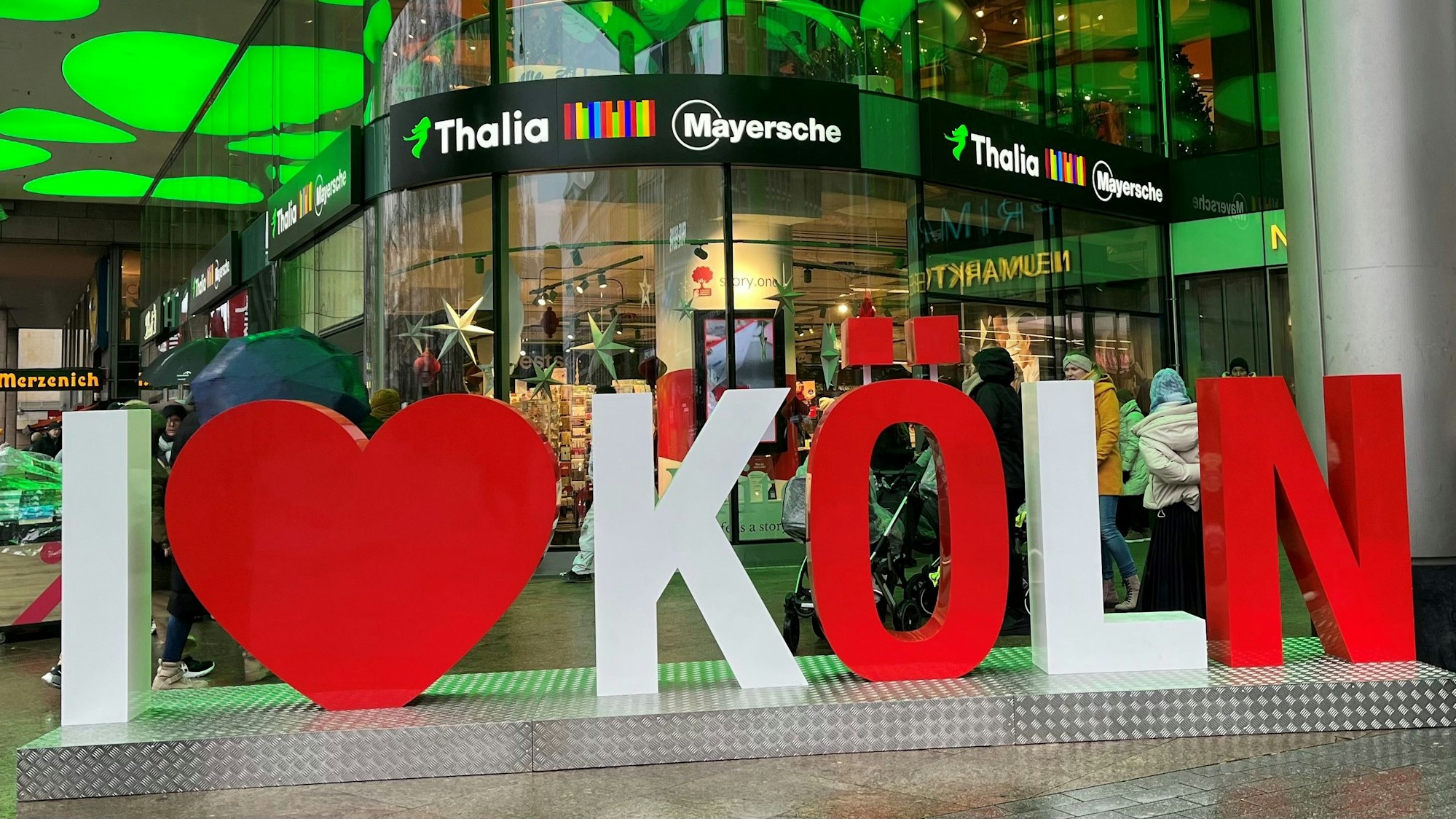 Schriftzug „I Love Köln“ vor einer Buchhandlung in Köln
