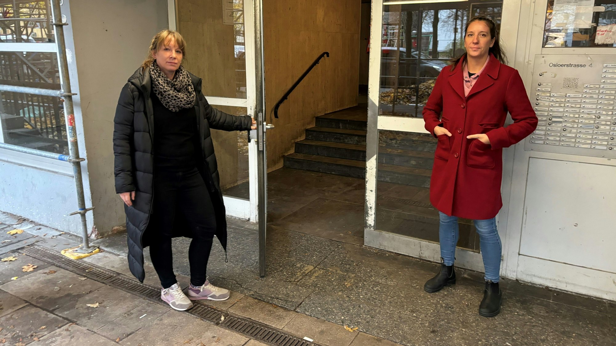 Sozialarbeiterin Julia Ecker und die SPD-Landtagsabgeordnete Lena Teschlade (rechts) am Hauseingang Osloer Straße in Chorweiler.