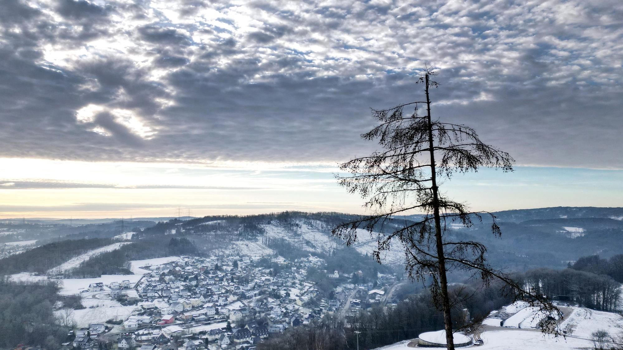 14.01.2025, Nordrhein-Westfalen, Dörrenberg: Wolken ziehen über Bäume (Luftaufnahme mit einer Drohne).. Nach der frostigen Nacht wird es in Nordrhein-Westfalen langsam wieder wärmer. Wie der Deutsche Wetterdienst (DWD) mitteilte, klettern die Temperaturen im heutigen Tagesverlauf auf null bis fünf Grad an. Dazu bleibt es trocken aber weitestgehend bewölkt. Foto: Federico Gambarini/dpa +++ dpa-Bildfunk +++