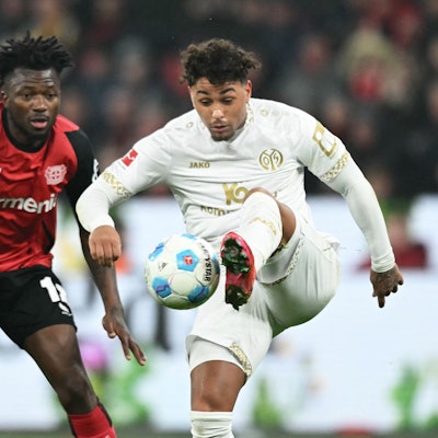 Leverkusens Edmond Tapsoba (l.) hat Armindo Sieb von Mainz 05 im Blick.