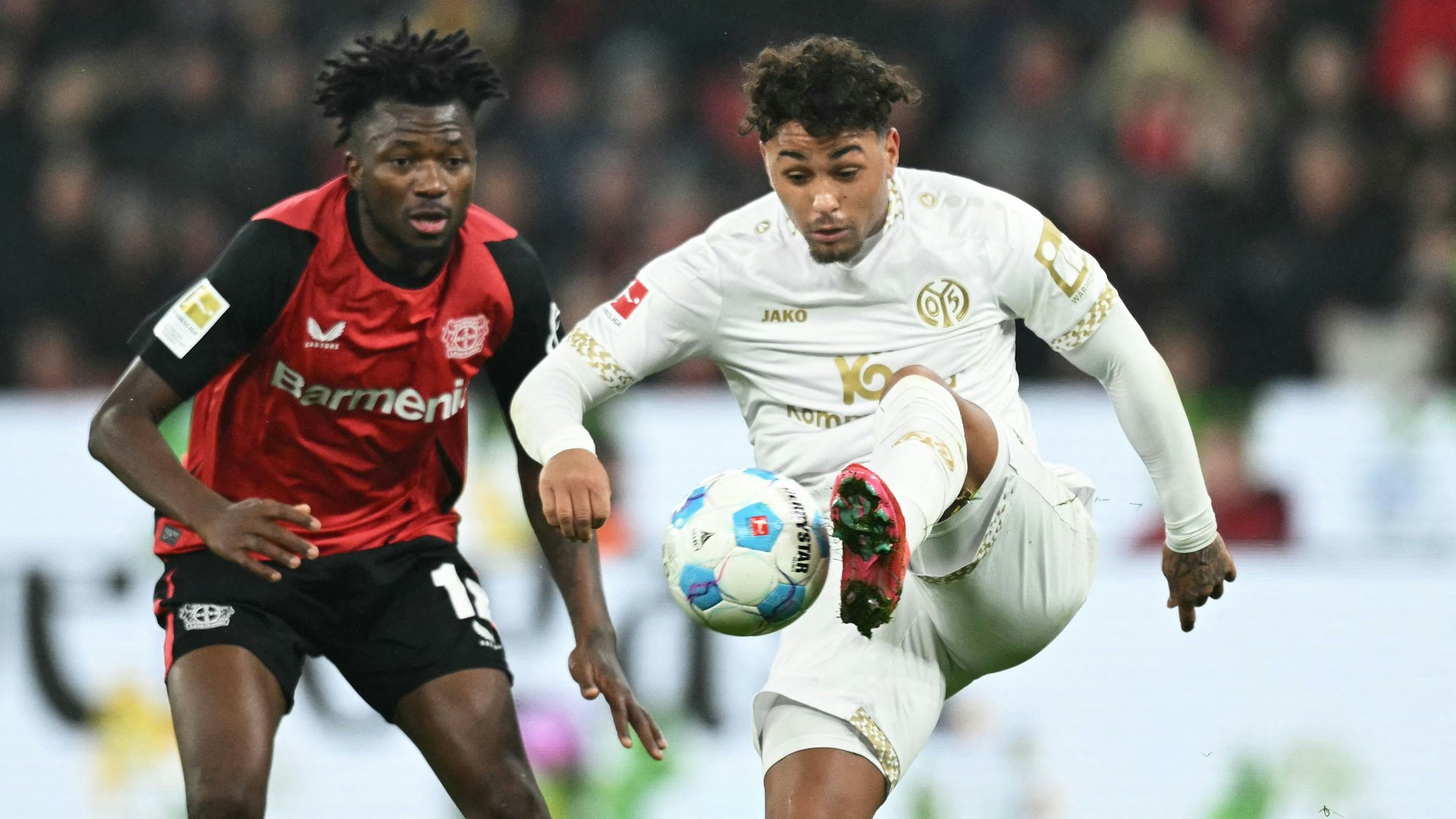 Leverkusens Edmond Tapsoba (l.) hat Armindo Sieb von Mainz 05 im Blick.