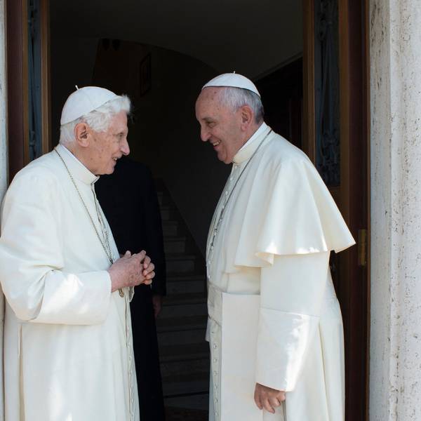 Der emeritierte Papst Benedikt XVI. zusammen mit seinem Nachfolger Papst Franziskus im Jahr 2013. (Archivbild)