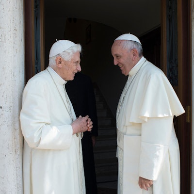 Der emeritierte Papst Benedikt XVI. zusammen mit seinem Nachfolger Papst Franziskus im Jahr 2013. (Archivbild)