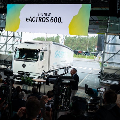Der US-Konzern Amazon hat bei Daimler Truck 200 E-Lkw des 2023 vorgestellten Typs „eActros 600“ bestellt. (Archivbild)