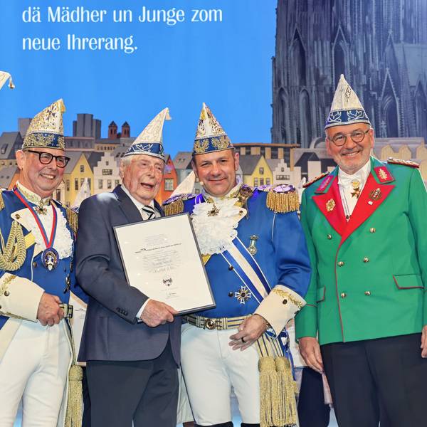 Blaue-Funken-Präsident Björn Griesemann (2.v.r.) ernannte Ludwig Sebus (Mitte) zum Obrist der Reserve.
