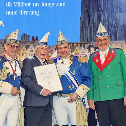 Blaue-Funken-Präsident Björn Griesemann (2.v.r.) ernannte Ludwig Sebus (Mitte) zum Obrist der Reserve.