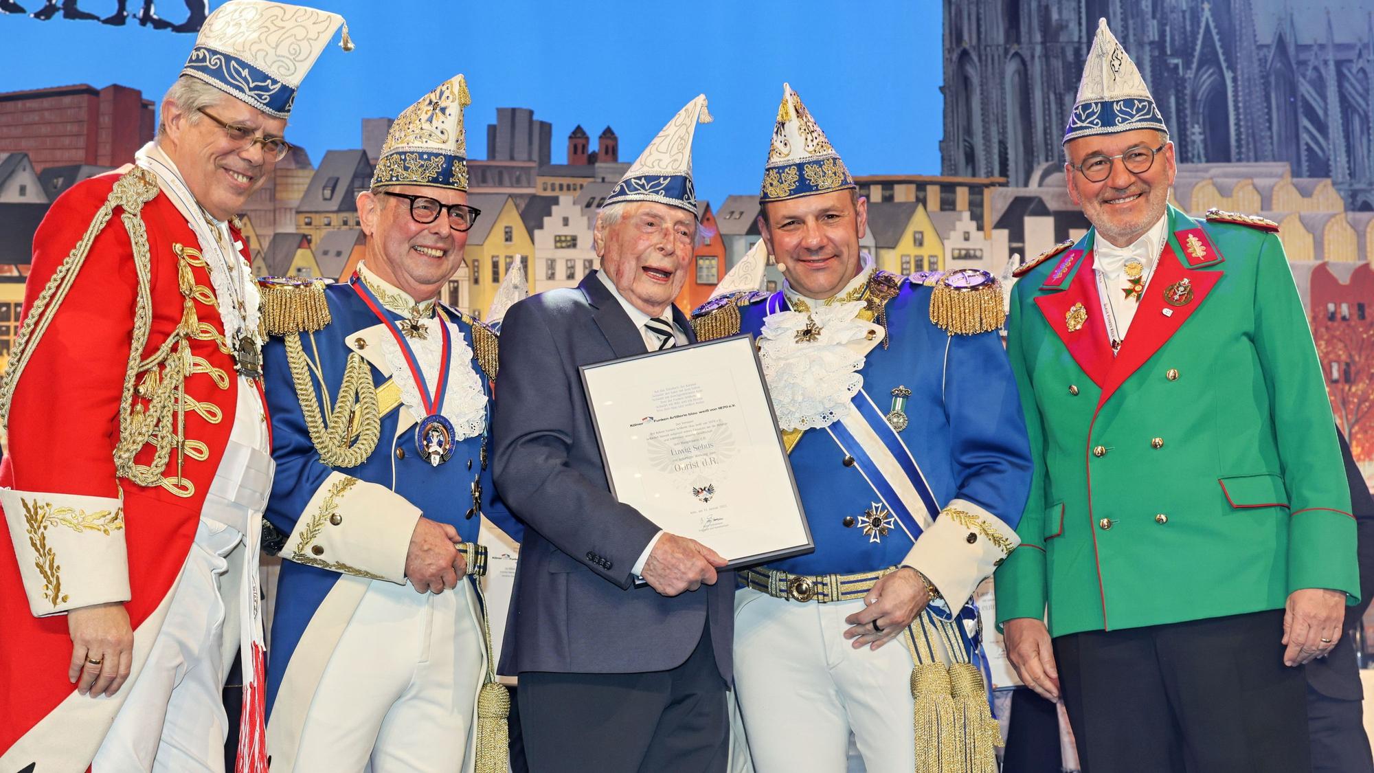 Blaue-Funken-Präsident Björn Griesemann (2.v.r.) ernannte Ludwig Sebus (Mitte) zum Obrist der Reserve.