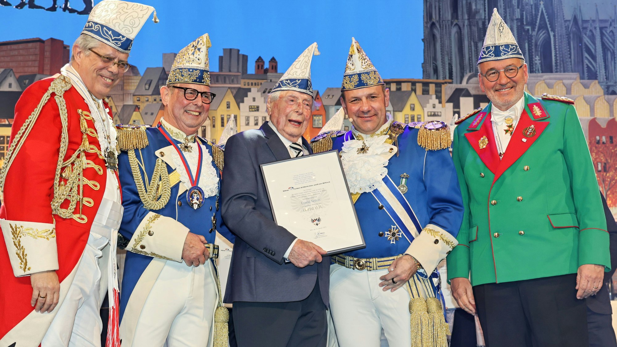 Blaue-Funken-Präsident Björn Griesemann (2.v.r.) ernannte Ludwig Sebus (Mitte) zum Obrist der Reserve.