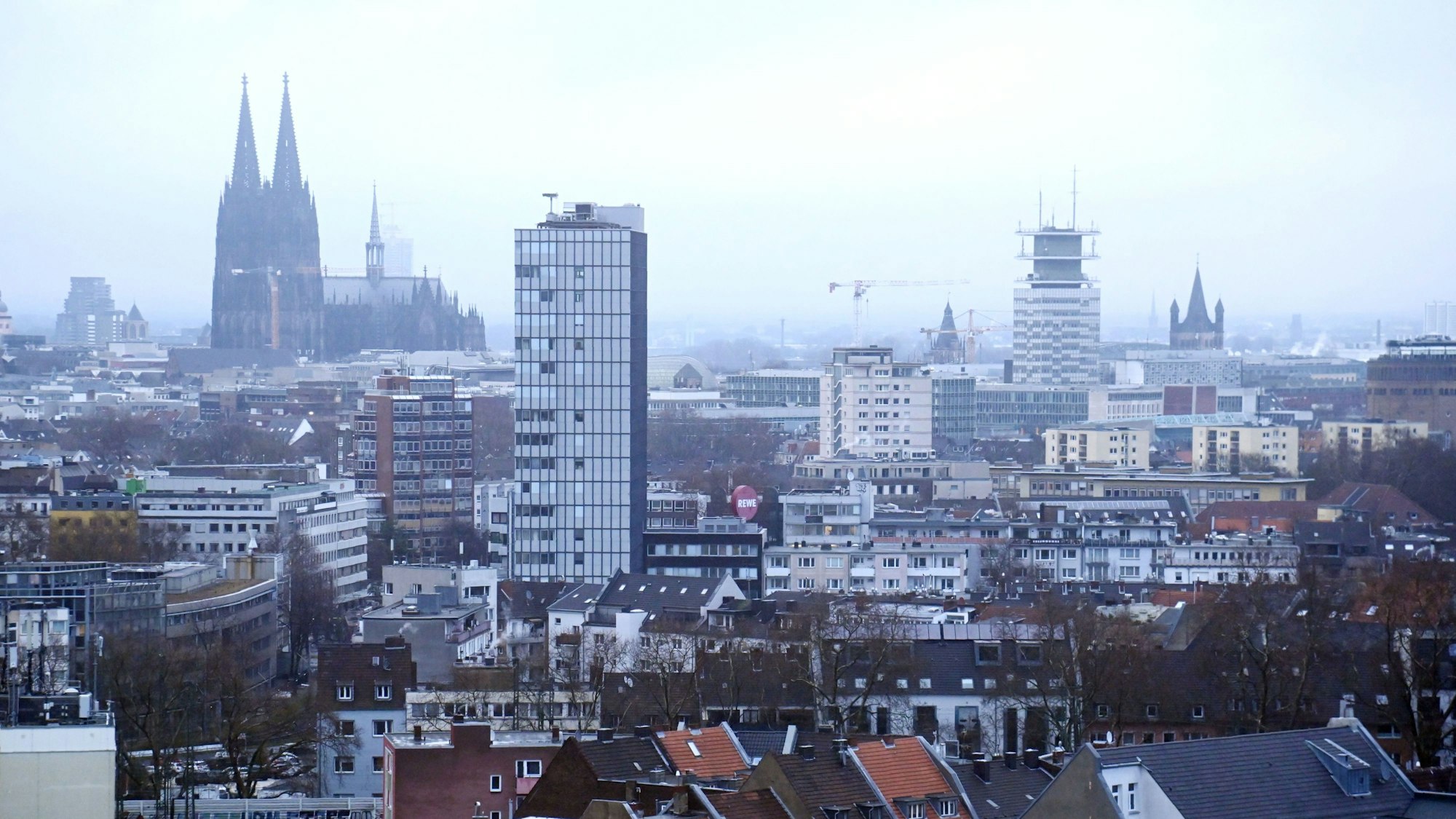 Panorama mit Dom. Über den Dächern von Köln. Blick vom Amtsgericht auf der Luxemburger Straße.