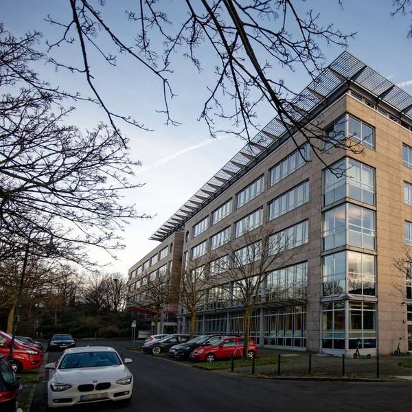 Das BLB Gebäude ist in winterlichem Licht zu sehen.