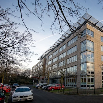 Das BLB Gebäude ist in winterlichem Licht zu sehen.