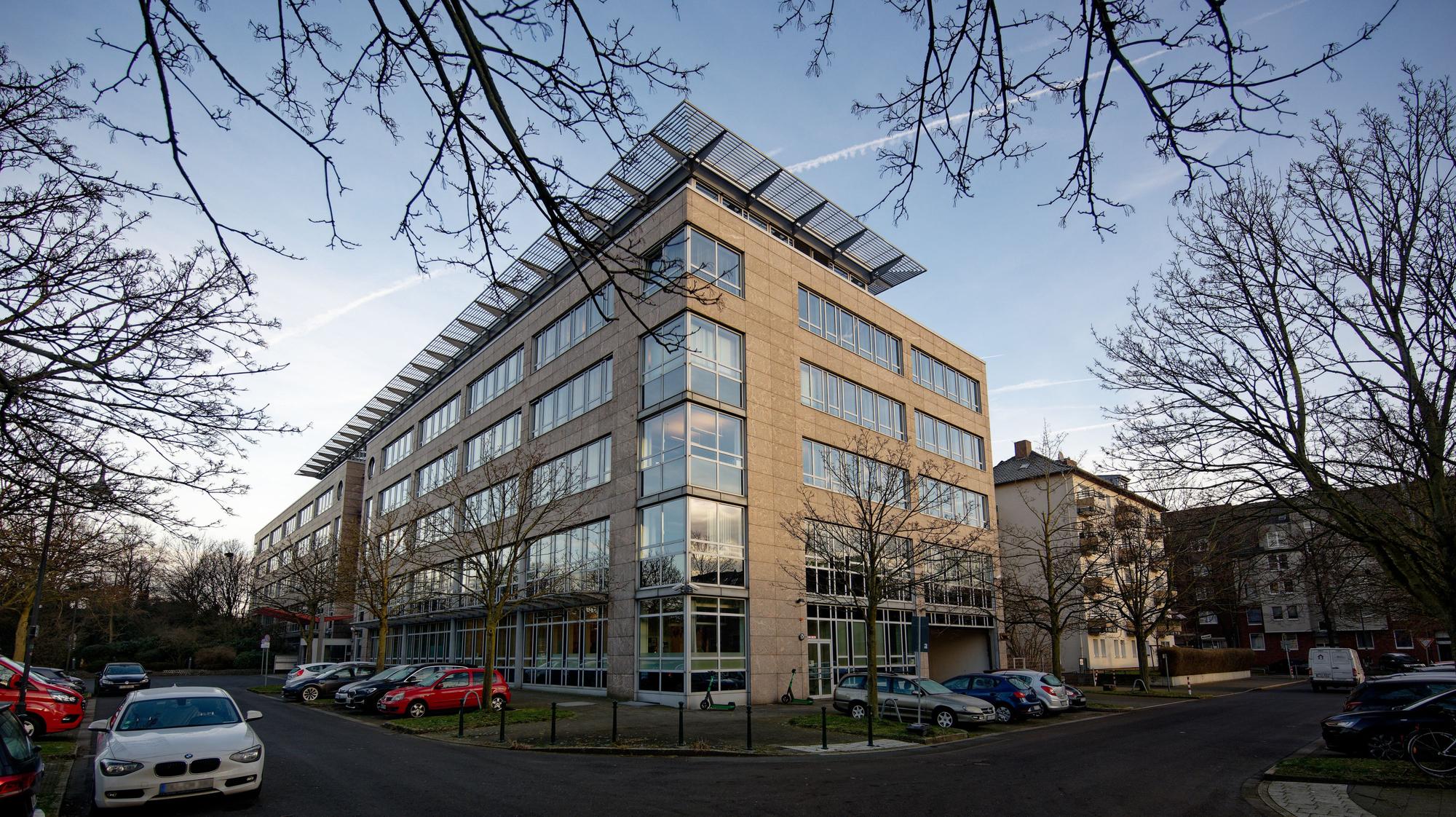 Das BLB Gebäude ist in winterlichem Licht zu sehen.