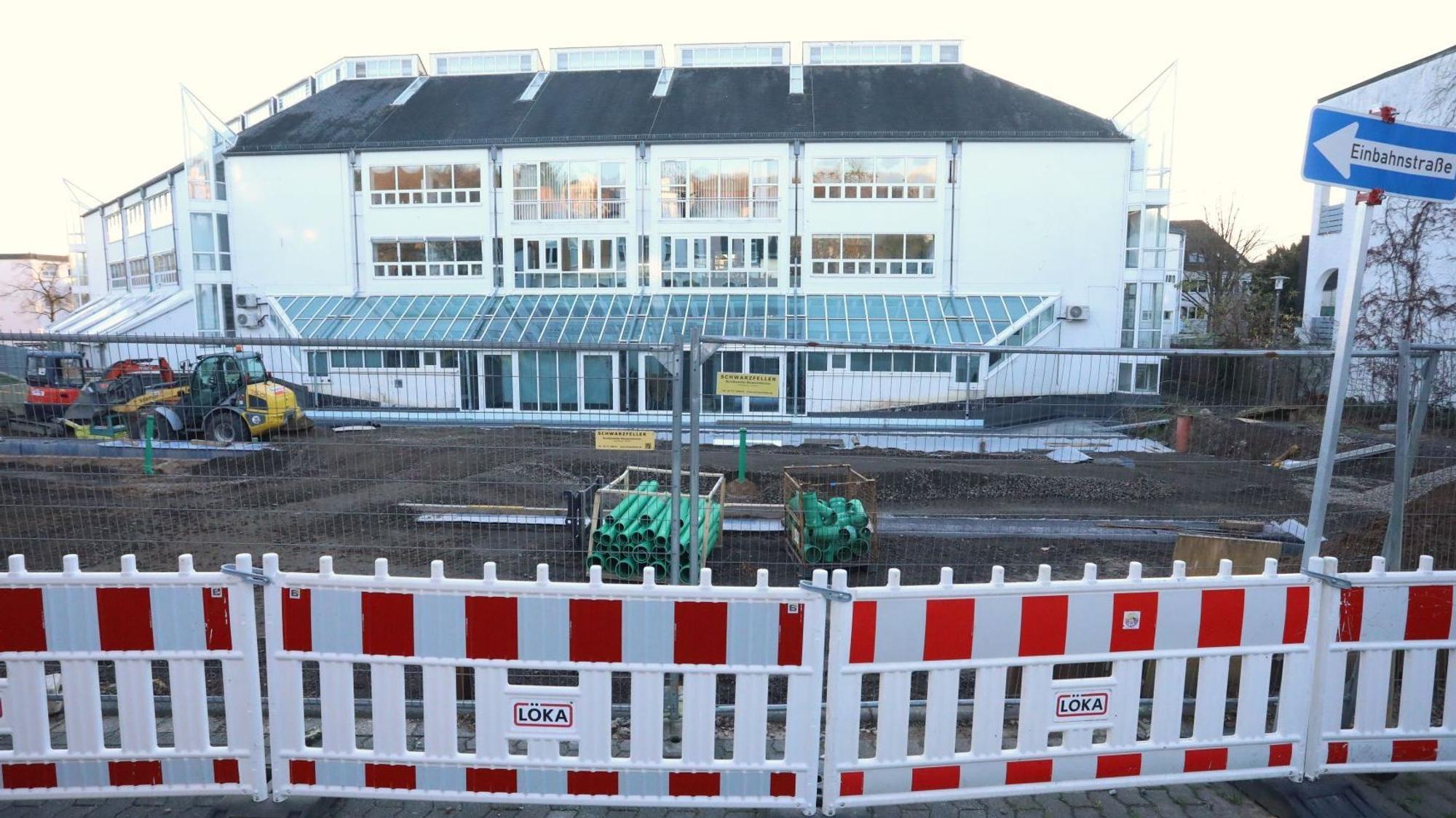 Rot-weiße Absperrungen vor einer Baustelle hinter dem Rathaus Bad Honnef.