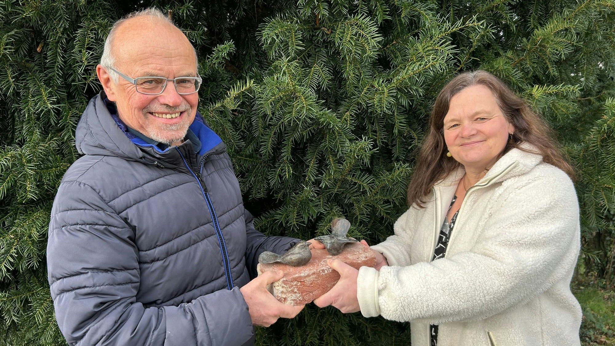 Vorsitzende Marianne Ackermann übergibt Hans Günther Dreesmann die Bronzeskulptur „HovSpatz“.