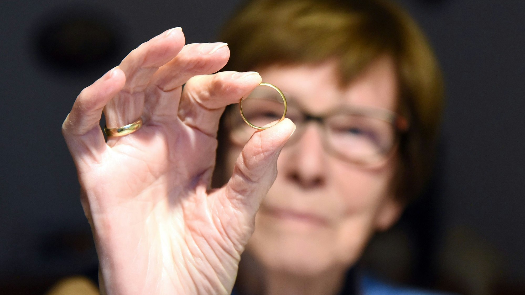 Ursula Jaeger aus Gummersbach zeigt den Ring.