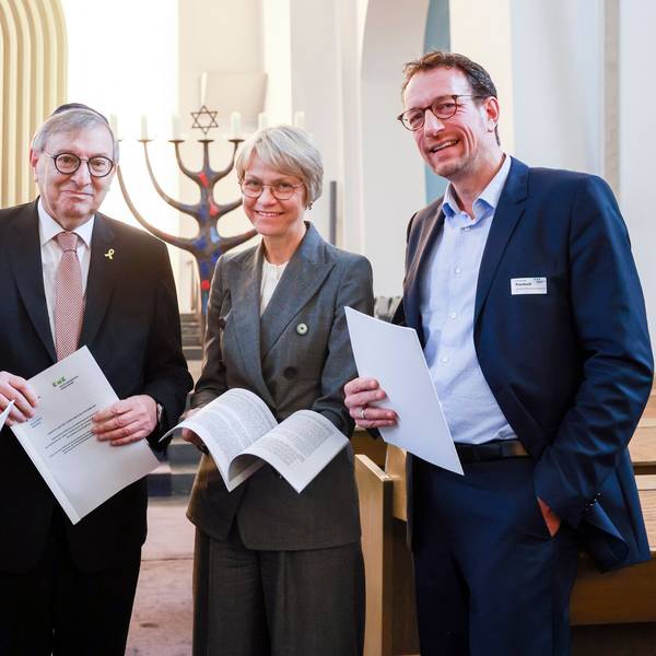 Schulministerin Dorothee Feller mit Abraham Lehrer, Sylvia Löhrmann und Christoph Pienkoß