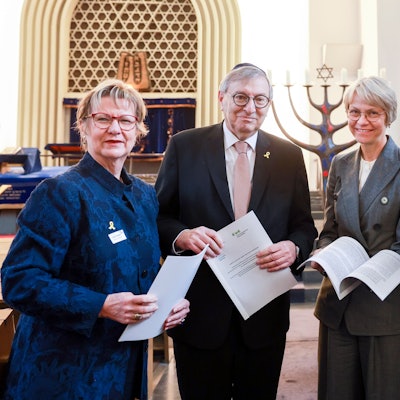 Schulministerin Dorothee Feller mit Abraham Lehrer, Sylvia Löhrmann und Christoph Pienkoß
