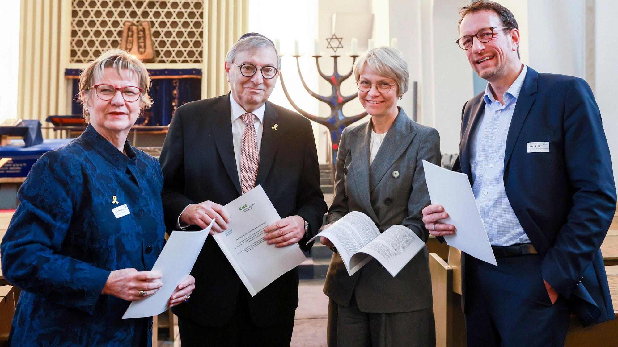 Schulministerin Dorothee Feller mit Abraham Lehrer, Sylvia Löhrmann und Christoph Pienkoß
