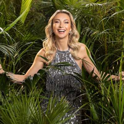 Anna-Carina Woitschack steht im Dschungel.