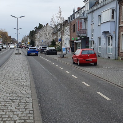 Das Foto zeigt eine Straße mit einem Schild, welches das Überholen von Zweirädern verbietet.