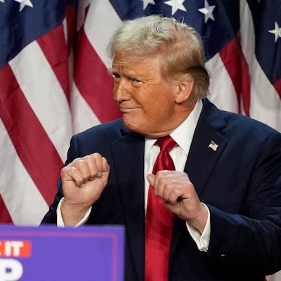 Der republikanische Präsidentschaftskandidat und ehemalige Präsident Donald Trump tanzt bei einer Wahlparty am Mittwoch, 6. November 2024, in West Palm Beach, Florida.