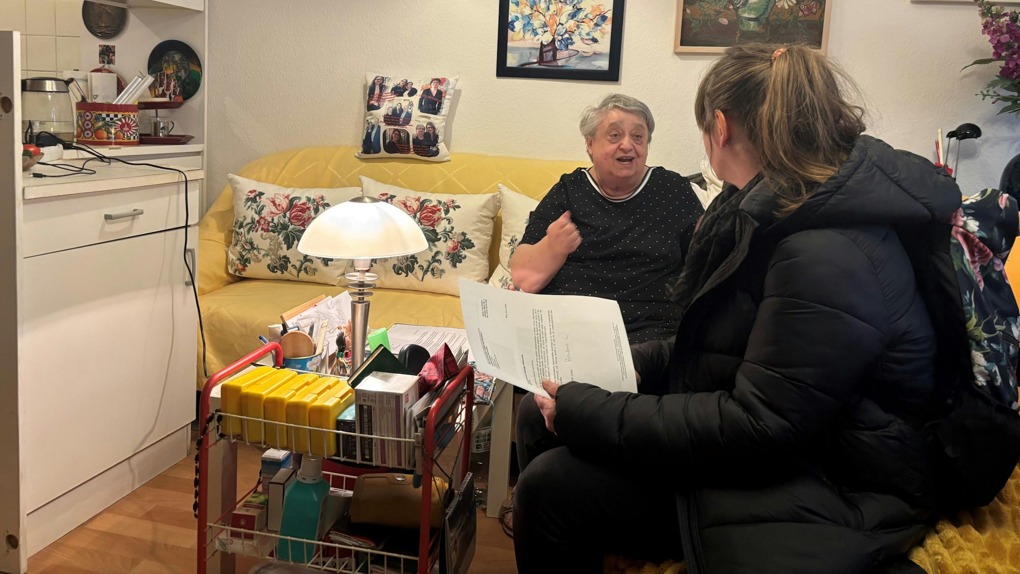 Ludmilla B. im Gespräch mit Julia Ecker von Büro für Gemeinwesenarbeit.