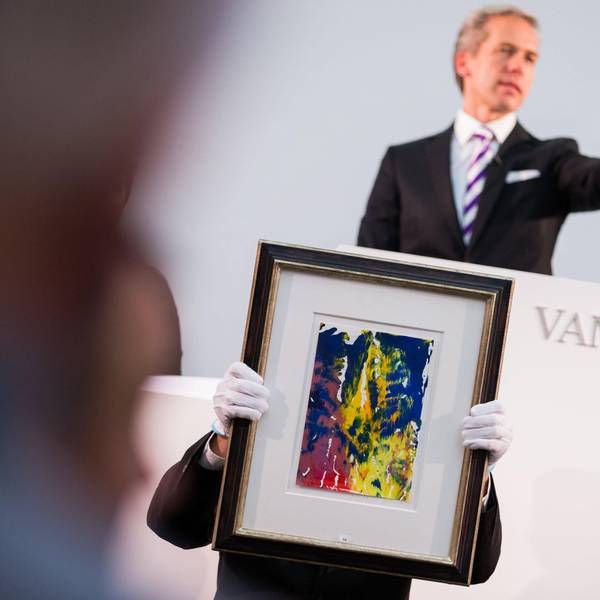 Auktionator Markus Eisenbeis vom Auktionshaus Van Ham versteigert am 20.06.2015 beim Abschluss der Insolvenzauktion der Kunstwerke des inhaftierten Kunstberaters Helge Achenbach in Köln (Nordrhein-Westfalen) ein Werk "Ohne Titel" von Gerhard Richter aus dem Jahr 2008.