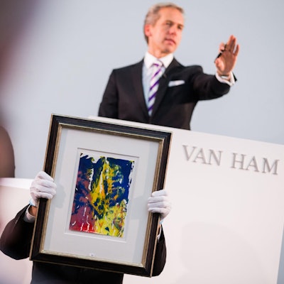 Auktionator Markus Eisenbeis vom Auktionshaus Van Ham versteigert am 20.06.2015 beim Abschluss der Insolvenzauktion der Kunstwerke des inhaftierten Kunstberaters Helge Achenbach in Köln (Nordrhein-Westfalen) ein Werk "Ohne Titel" von Gerhard Richter aus dem Jahr 2008.