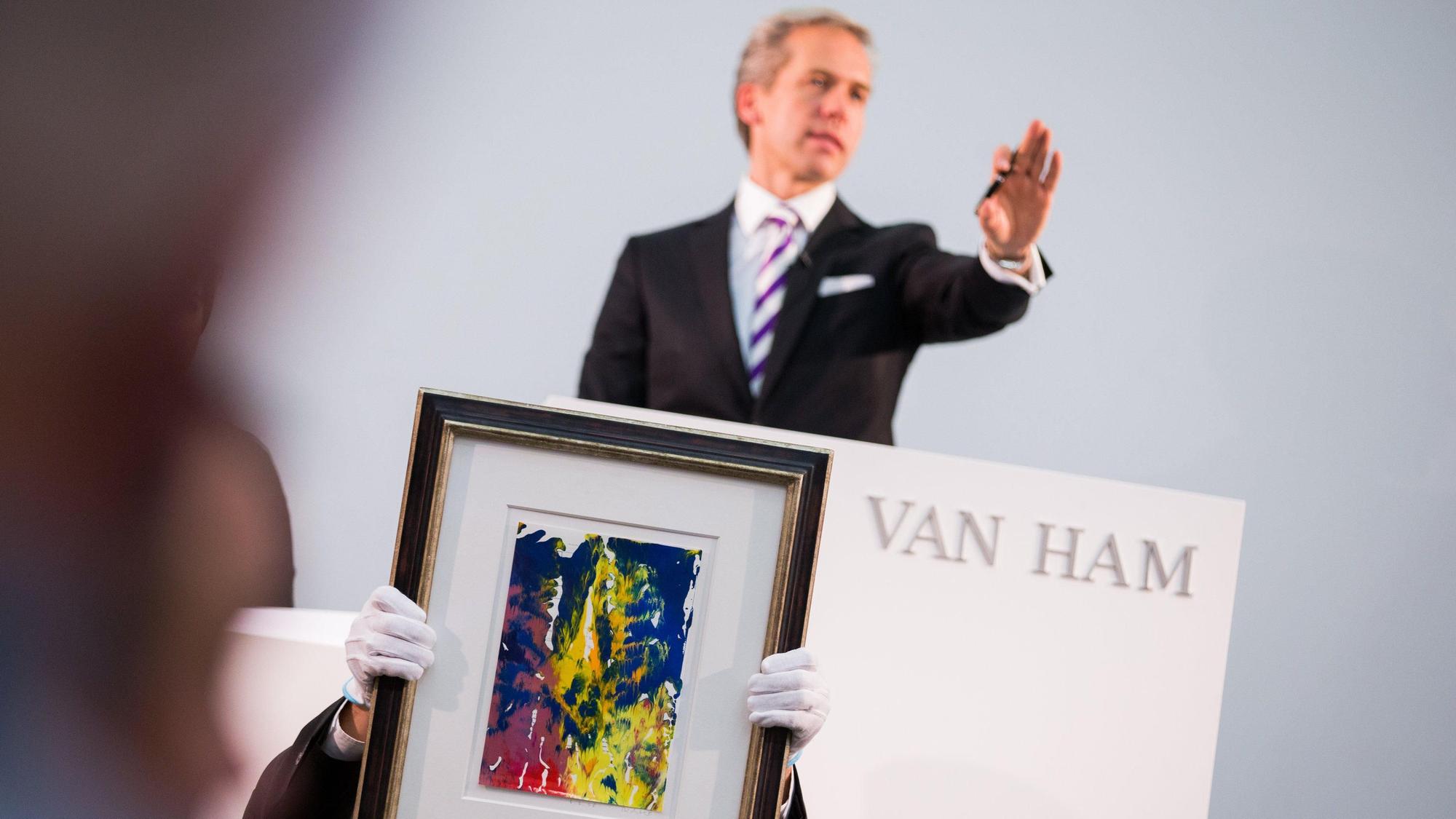 Auktionator Markus Eisenbeis vom Auktionshaus Van Ham versteigert am 20.06.2015 beim Abschluss der Insolvenzauktion der Kunstwerke des inhaftierten Kunstberaters Helge Achenbach in Köln (Nordrhein-Westfalen) ein Werk "Ohne Titel" von Gerhard Richter aus dem Jahr 2008.