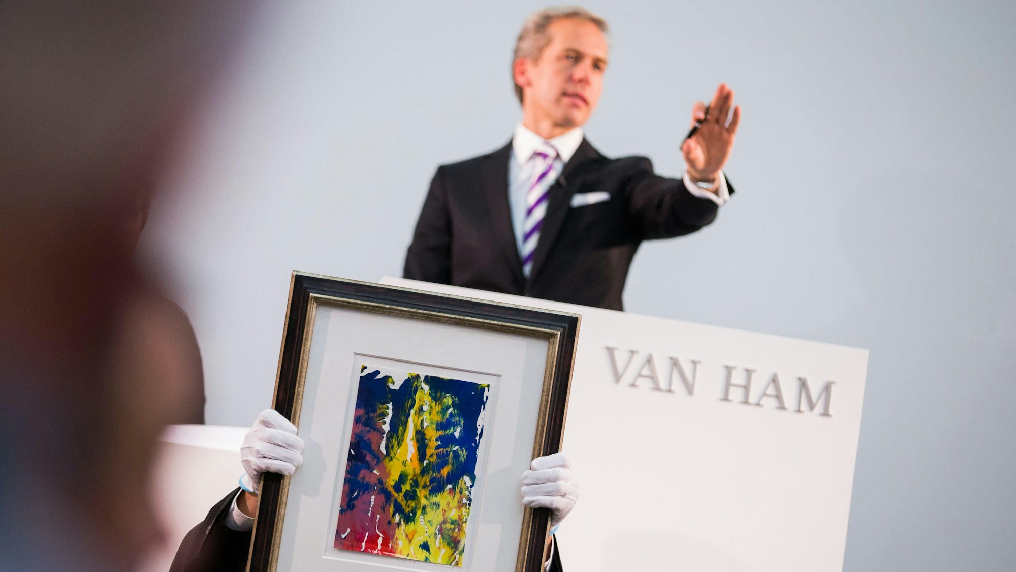 Auktionator Markus Eisenbeis vom Auktionshaus Van Ham versteigert am 20.06.2015 beim Abschluss der Insolvenzauktion der Kunstwerke des inhaftierten Kunstberaters Helge Achenbach in Köln (Nordrhein-Westfalen) ein Werk "Ohne Titel" von Gerhard Richter aus dem Jahr 2008.