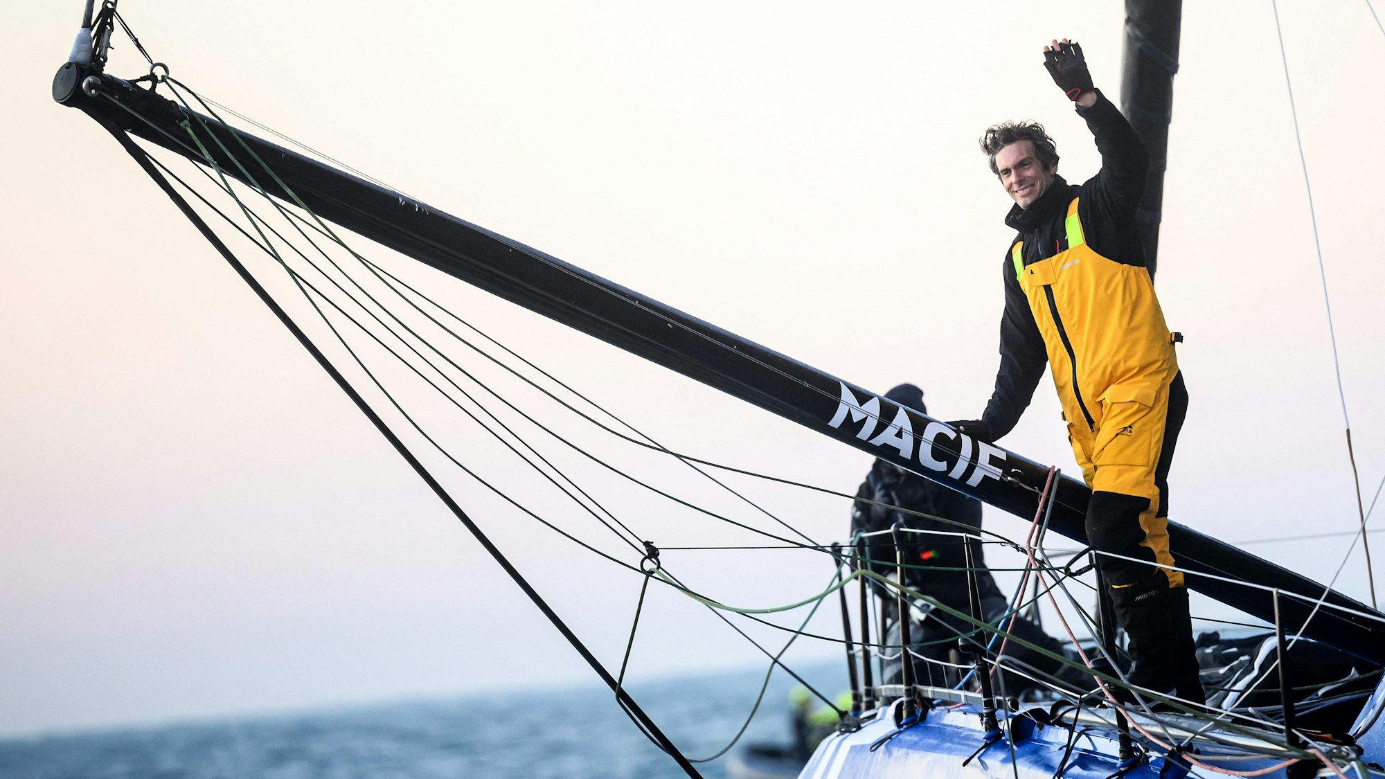 Charlie Dalin freut sich.