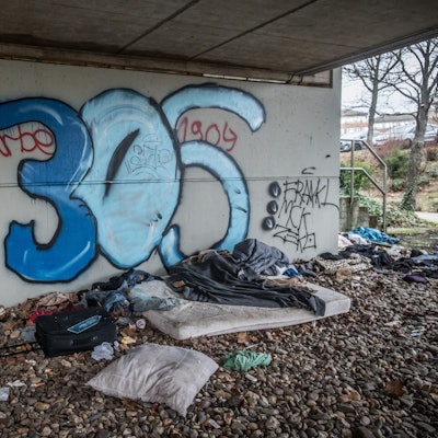 In Wiesdorf gibt es mehr als 700 Obdachlose, hier ein Lager an der Schießbergstraße in Wiesdorf.