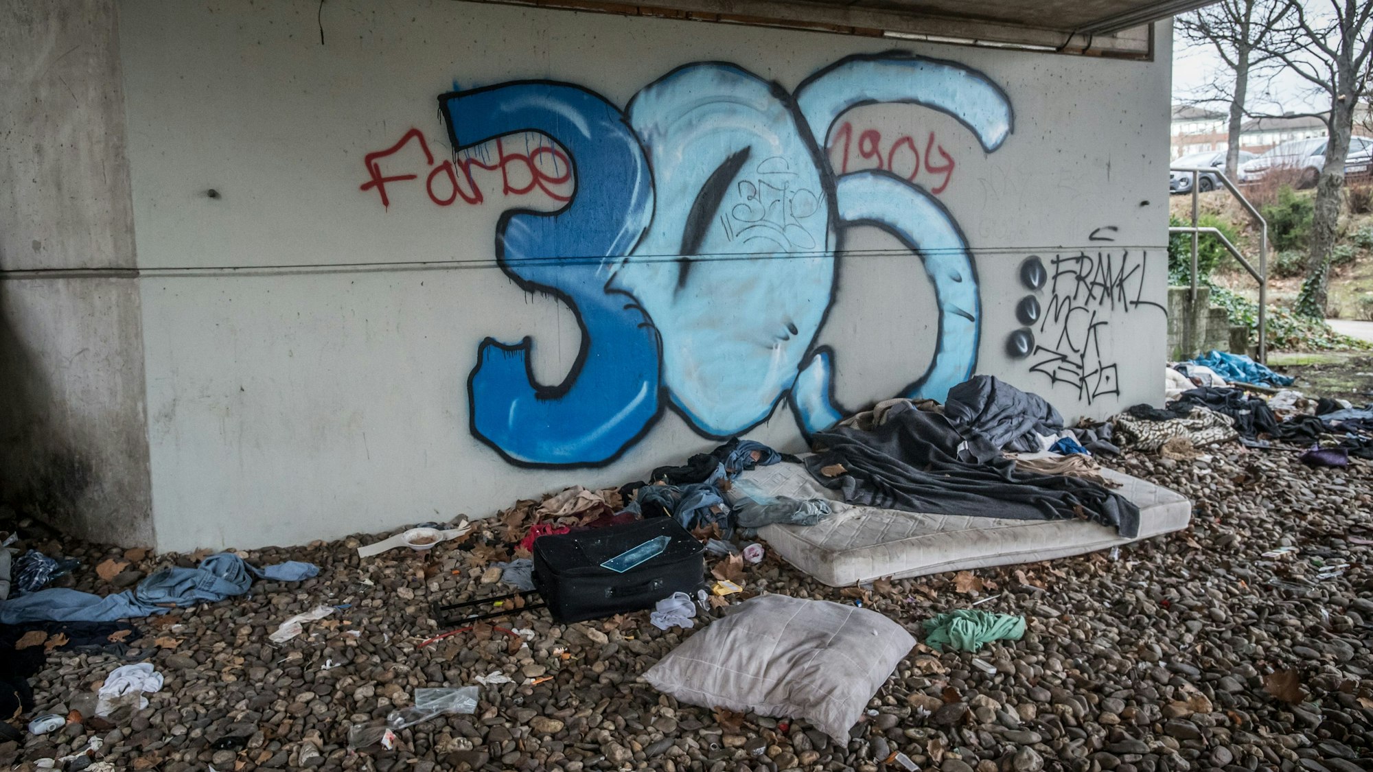 In Wiesdorf gibt es mehr als 700 Obdachlose, hier ein Lager an der Schießbergstraße in Wiesdorf.